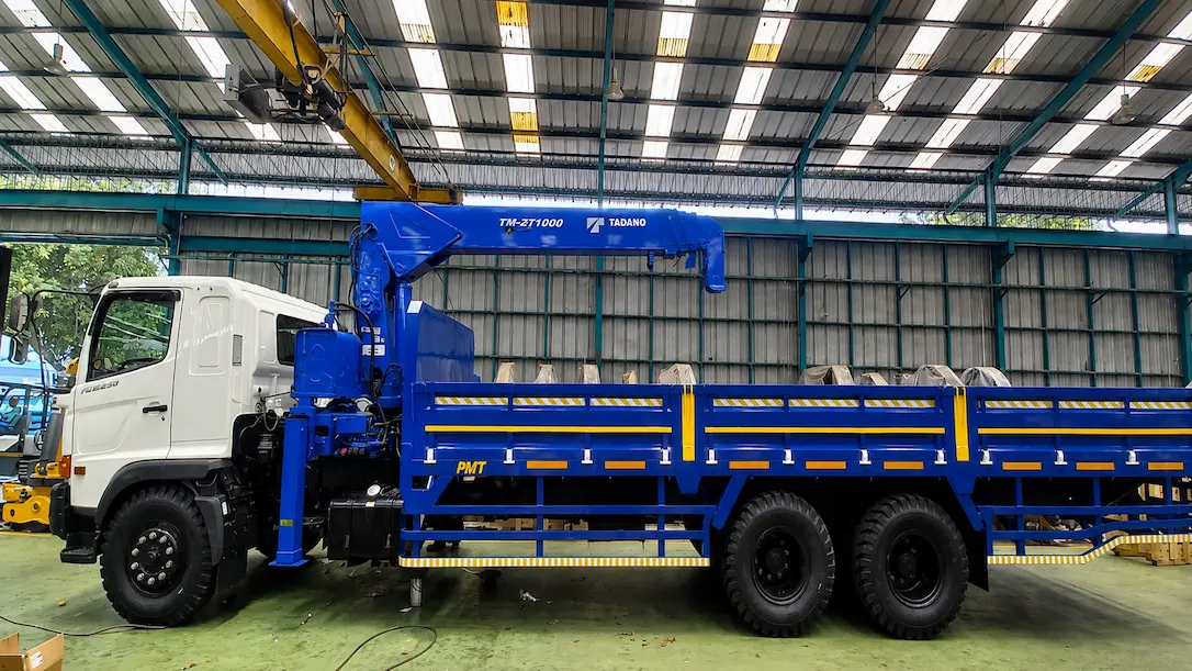 Instalasi truk crane Tadano dengan karoseri flat deck PT Putera Mandiri Tehnik