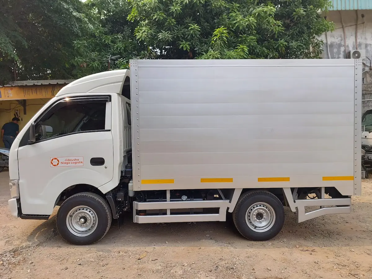 Karoseri box aluminium truk tampak samping