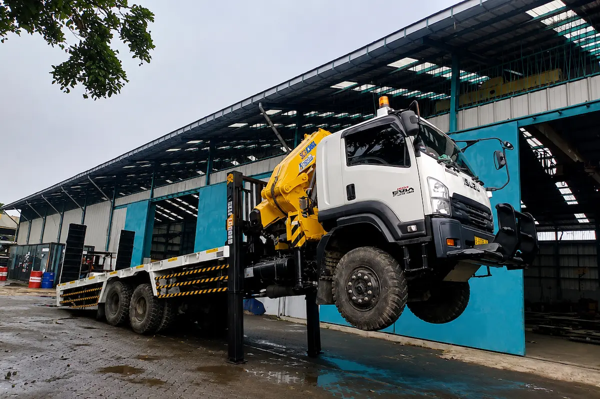 Karoseri self loader PMT untuk angkutan alat berat