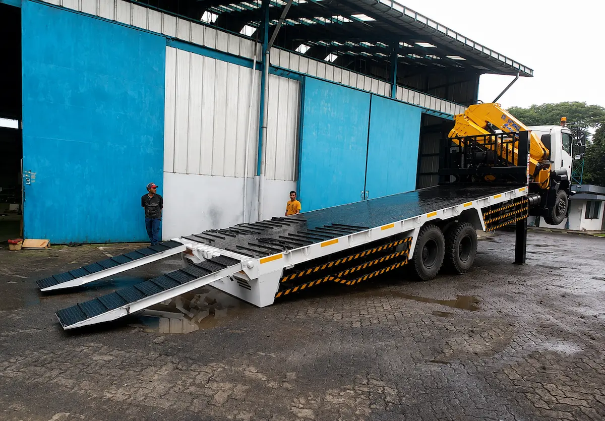 Self loader truk tampak belakang dengan ramp hidrolik