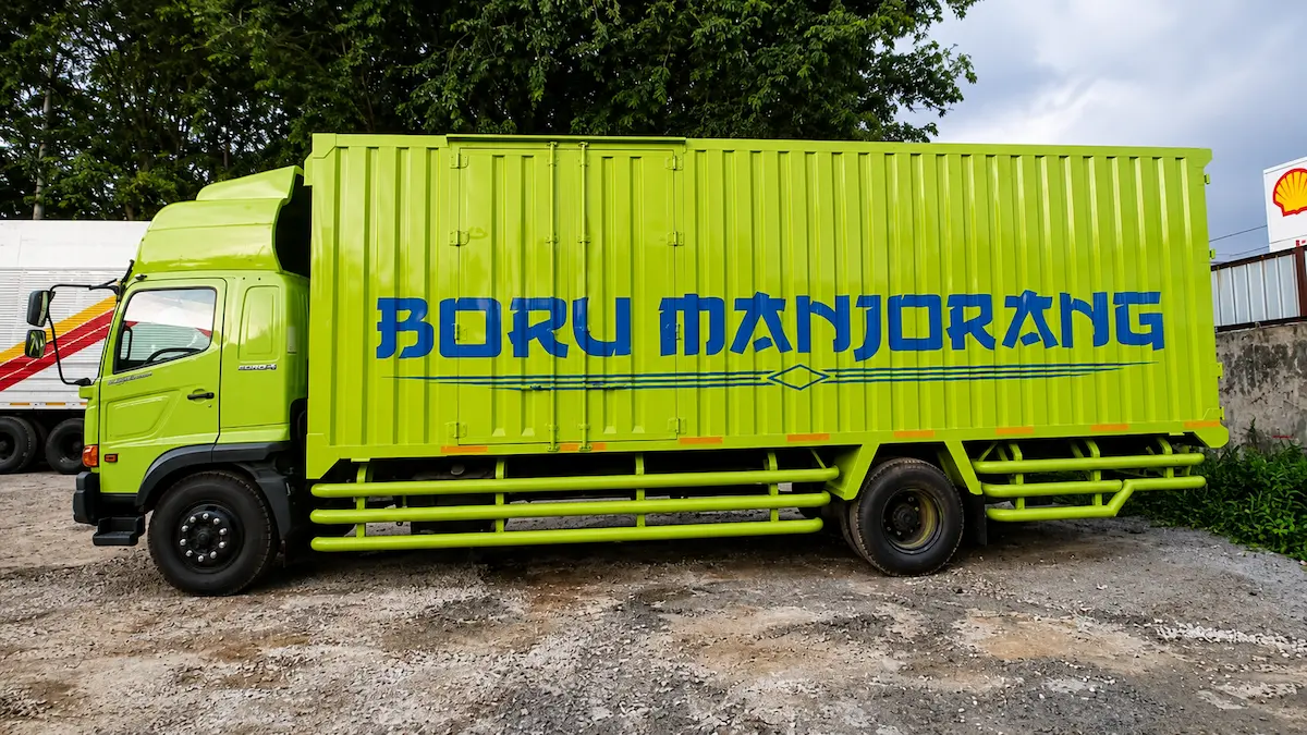 Truk box besi PMT dengan finishing dan branding custom
