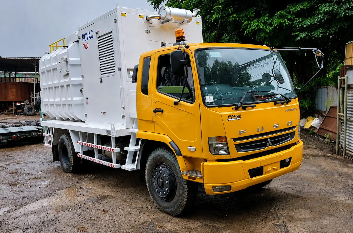 Vacuum truck dengan unit vacuum PCVAC 7000